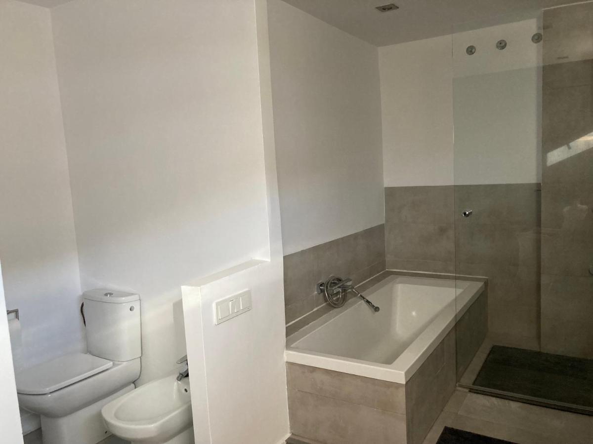 Piso Dos Dormitorios Muy Centrico ฟูเอนฮิโรลา ภายนอก รูปภาพ